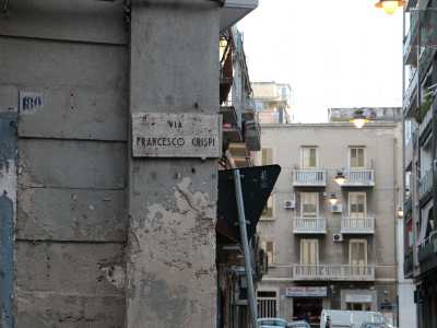 Ritorniamo a questo punto su via Crispi, l� dove tra muri scrostati incrocia via Malta...